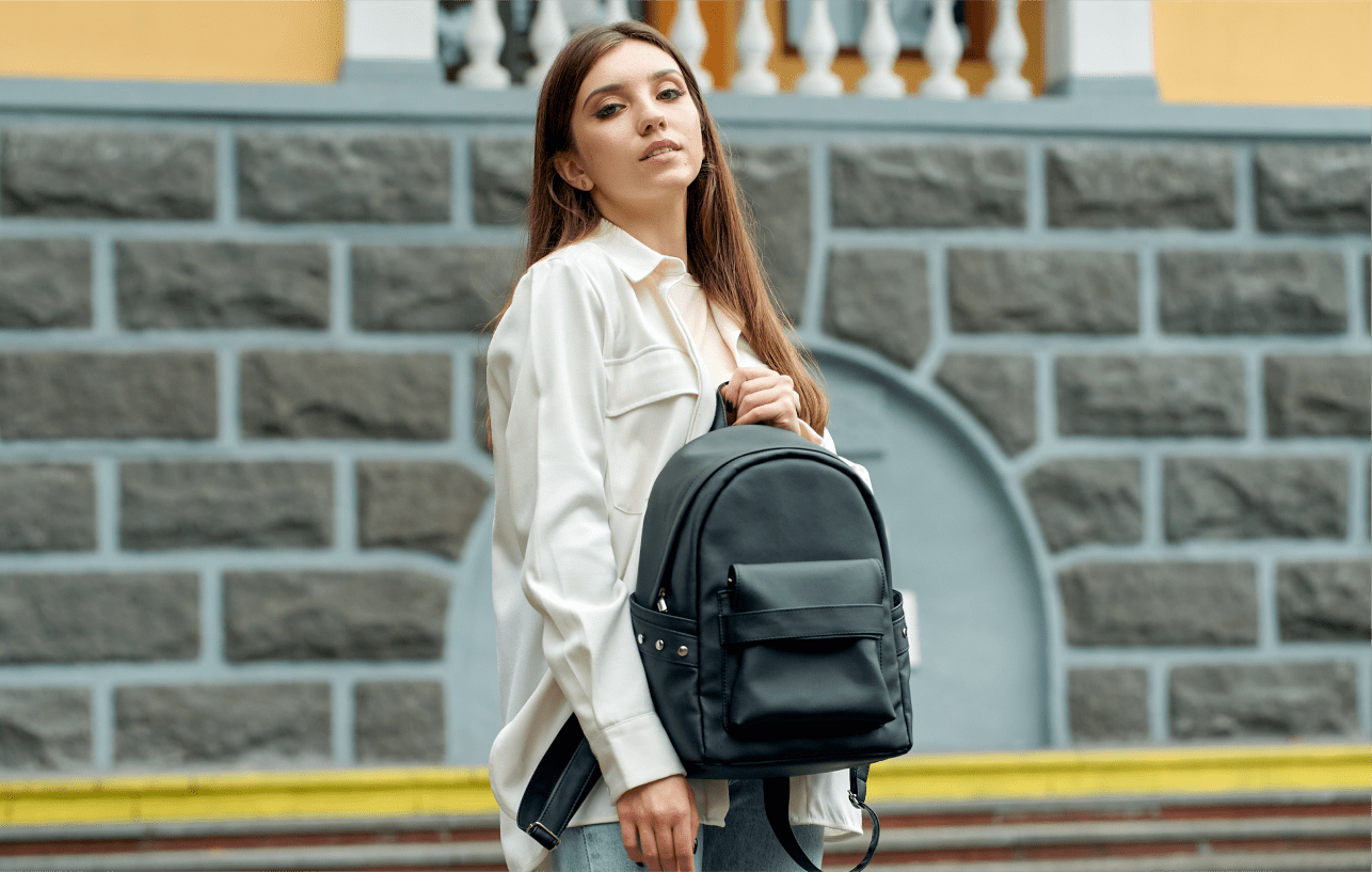 Жіночий міський рюкзак чорного кольору BKHa